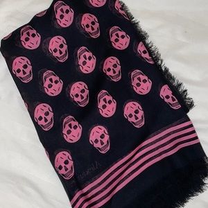 Alexander McQueen scarf skull print. Approx. 47.2" x 55.1" (120 x 140cm).
